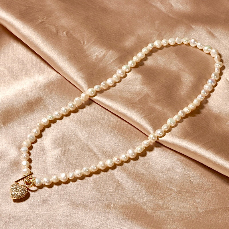 Collier cœur en or avec véritables perles d'eau douce baroques