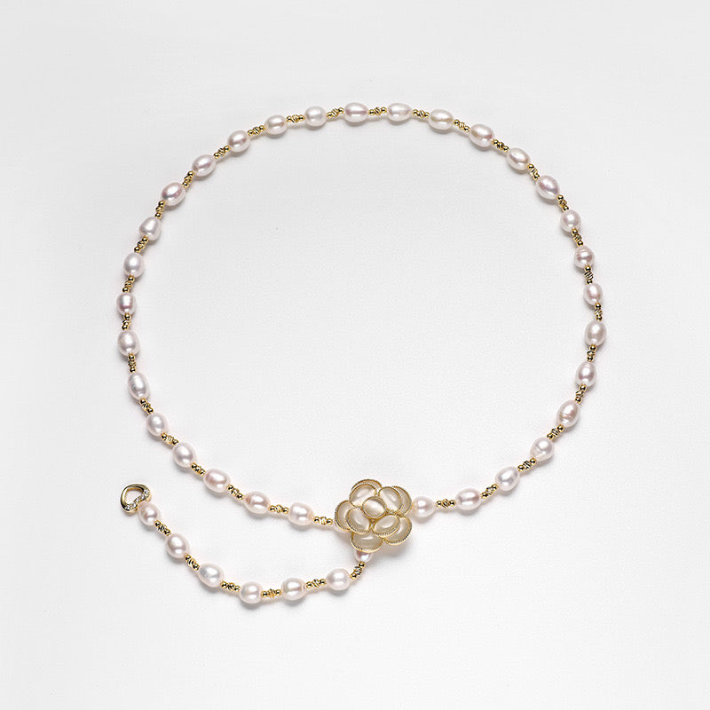 Collier de perles d'eau douce véritables et de fleurs sacrées