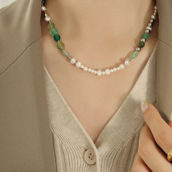 Collar de acero de titanio con perlas de agua dulce auténticas y musgo verde
