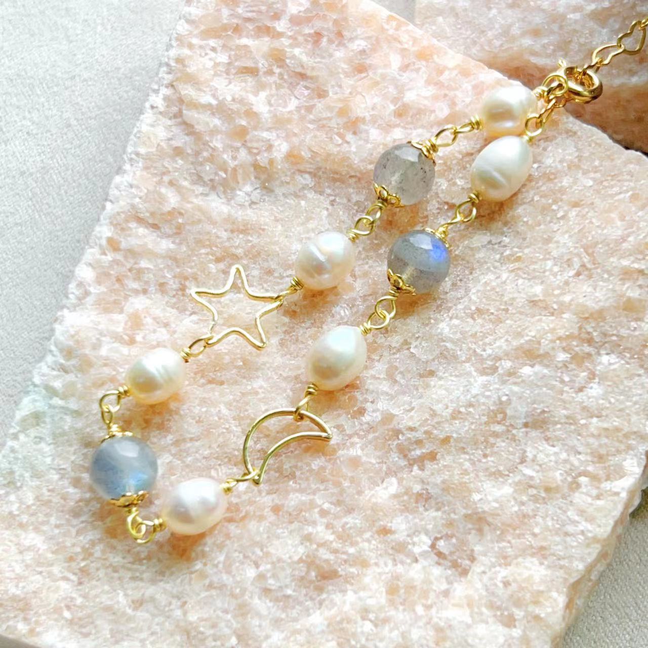 Bracelet Nuit étoilée en pierre de lune et perles d'eau douce