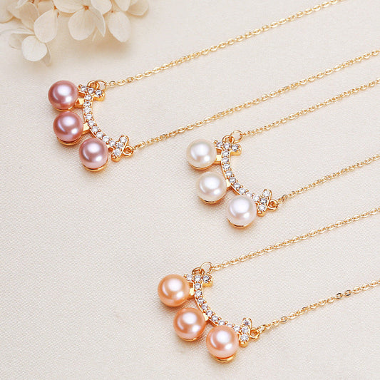 Collar con forma de ángel sonriente y perla de agua dulce genuina bañada en latón y oro de 18 quilates.