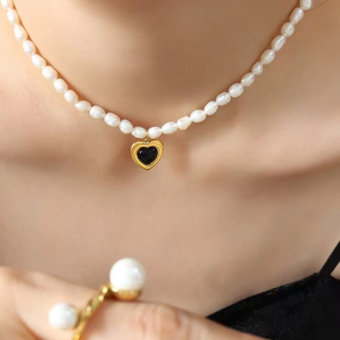 Collier en acier titane et perles d'eau douce véritables en forme de cœur