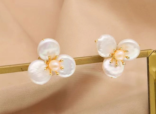 Boucles d'oreilles fleurs volantes en perles baroques d'eau douce véritables