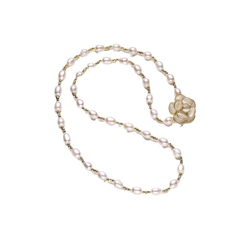 Collier de perles d'eau douce véritables et de fleurs sacrées