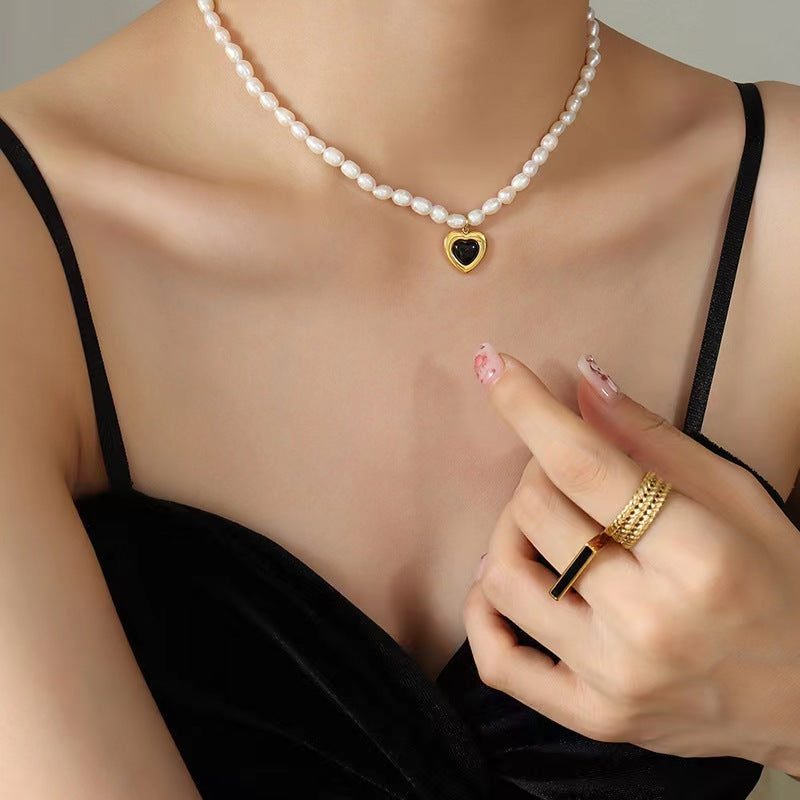 Collier en acier titane et perles d'eau douce véritables en forme de cœur