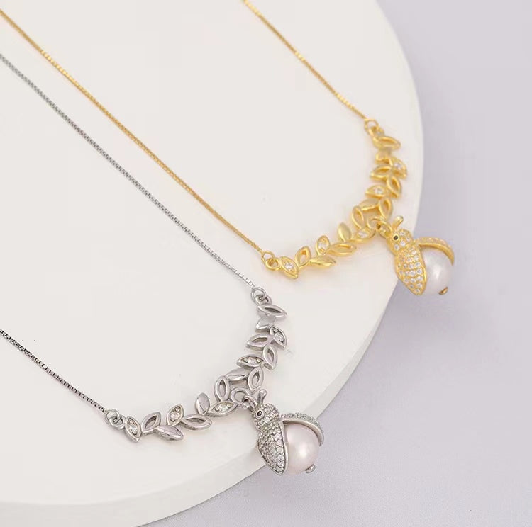 Collar de escarabajo con diamantes y perlas barrocas auténticas de plata maciza S925