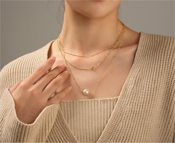 Collier à couches dorées en véritables perles d'eau douce