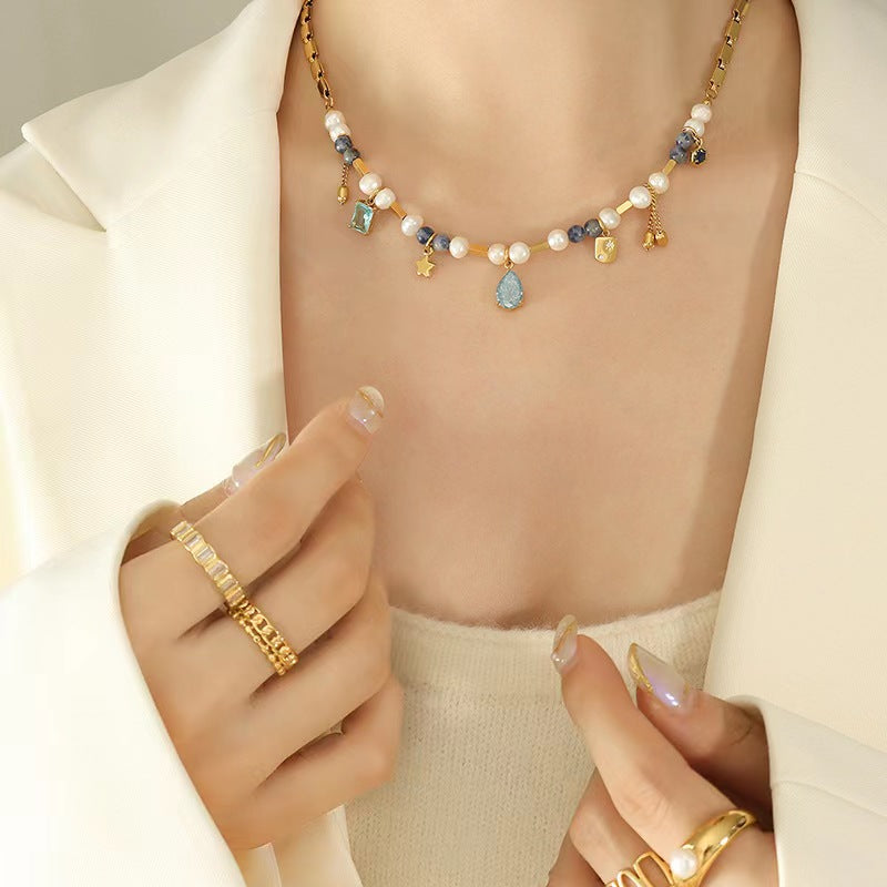 Collar de acero de titanio con perlas de agua dulce auténticas y sueño azul