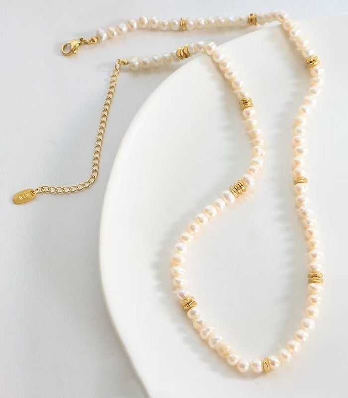 Collar de perlas de agua dulce genuinas de acero y titanio con cuentas doradas