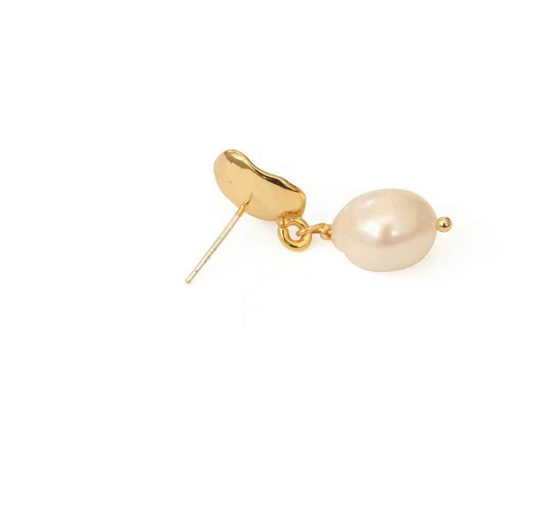 Boucles d'oreilles à rabat en or avec véritables perles baroques d'eau douce