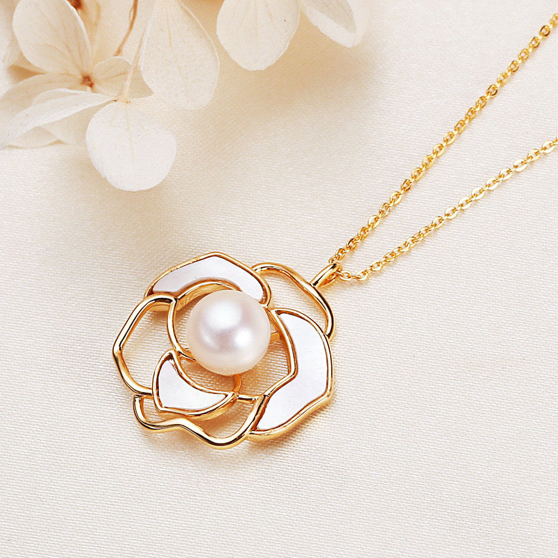 Collier en laiton plaqué or 18 carats avec perles d'eau douce véritables et fleurs d'amour