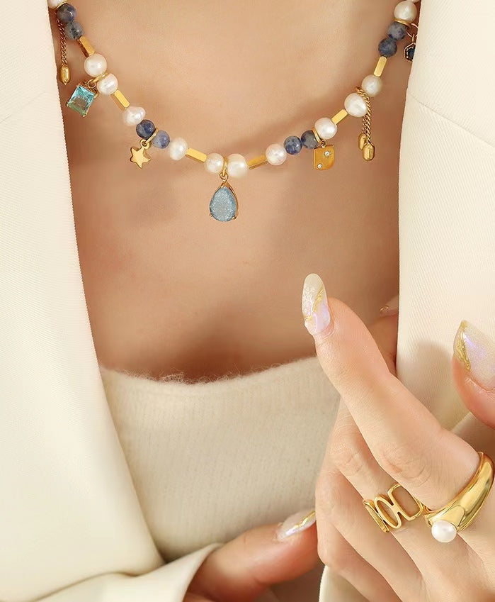 Collar de acero de titanio con perlas de agua dulce auténticas y sueño azul
