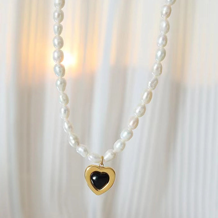 Collier en acier titane et perles d'eau douce véritables en forme de cœur
