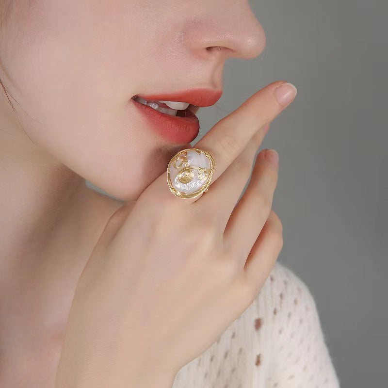 Anillo de perlas barrocas de agua dulce auténticas con ondas de agua
