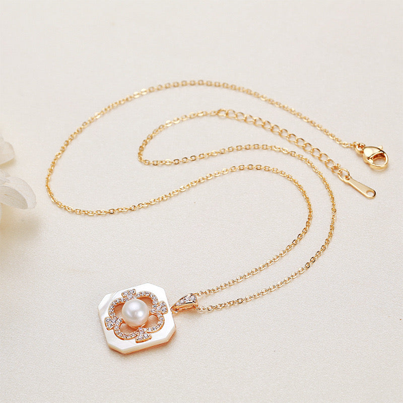 Brass Plated with 18K Gold Genuine Freshwater Pearl Miracle Set - Close-up Detail - Elegant Pearl Jewelry by Kikyo Pearl London