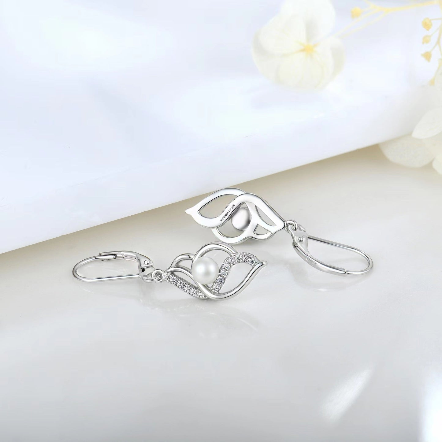 Boucles d'oreilles torsadées en perles d'eau douce véritables et diamants