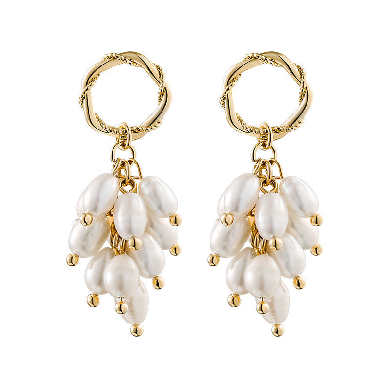 Boucles d'oreilles en perles d'eau douce véritables et fleurs murmurées