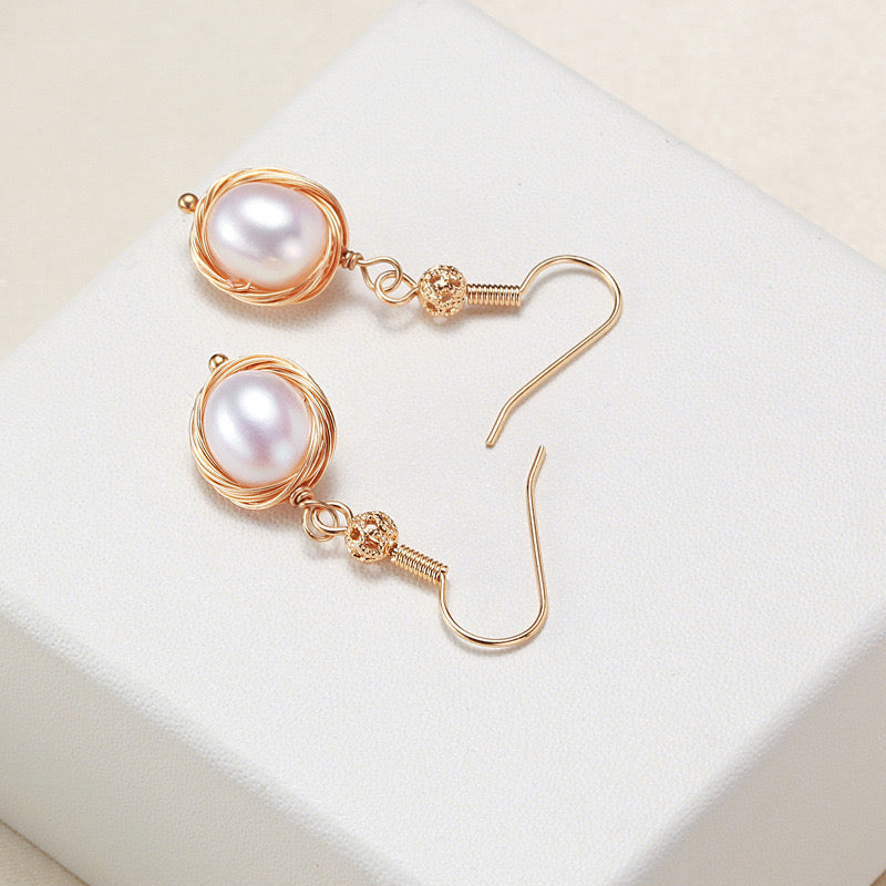 Boucles d'oreilles Hermosa en laiton plaqué or 18 carats et véritables perles d'eau douce