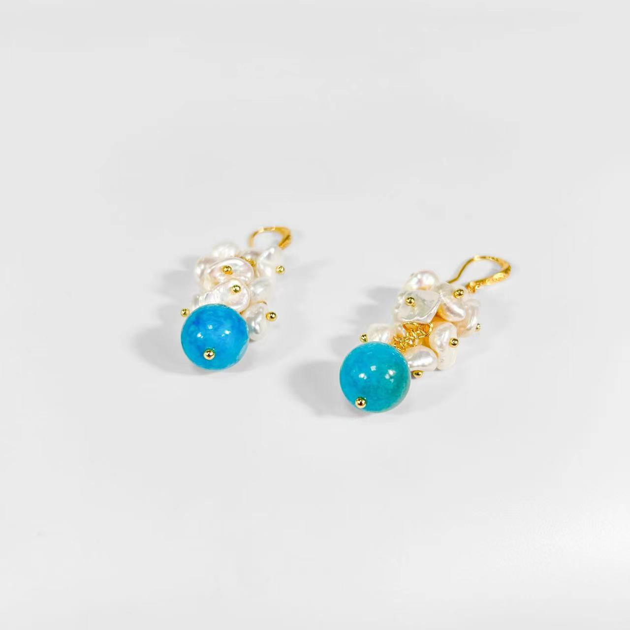 Pendientes de auténtica perla barroca de agua dulce con forma de lágrima azul