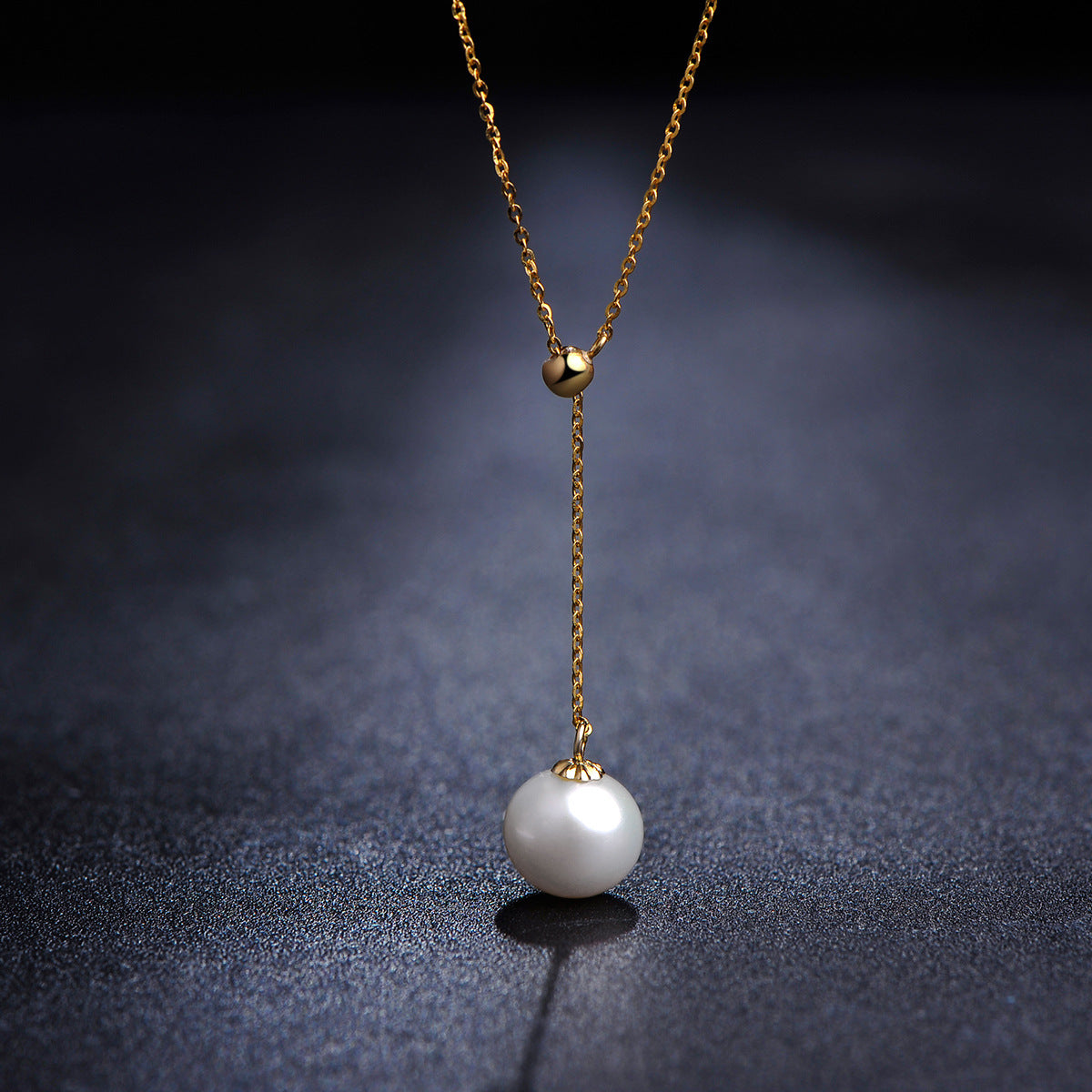 Collar de oro macizo de 18 quilates con perla genuina de agua dulce de 8-8,5 mm y la luna