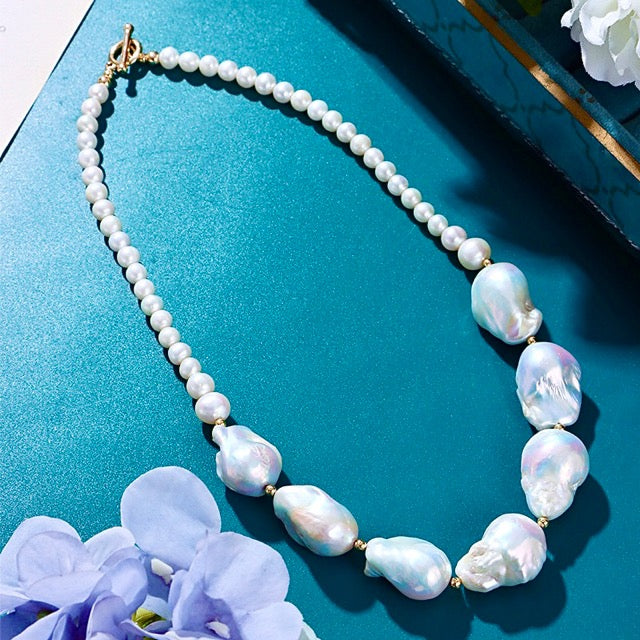 Collar de perlas barrocas de agua dulce auténticas con diseño paisley