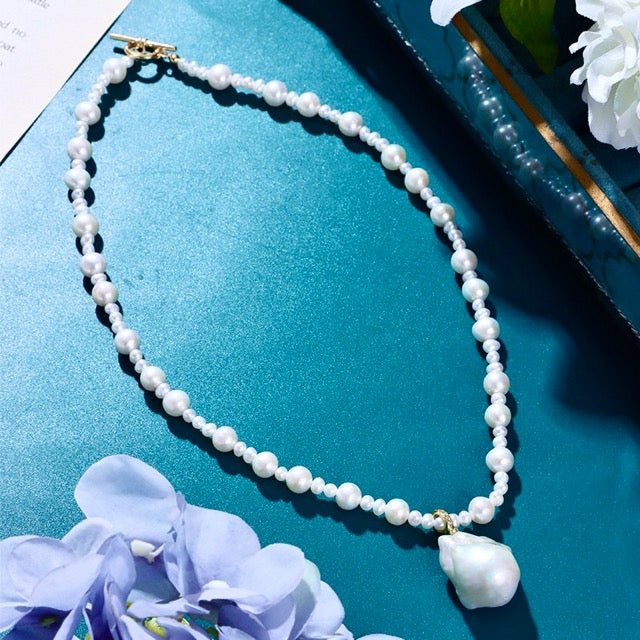 Collier Arya en véritables perles d'eau douce baroques