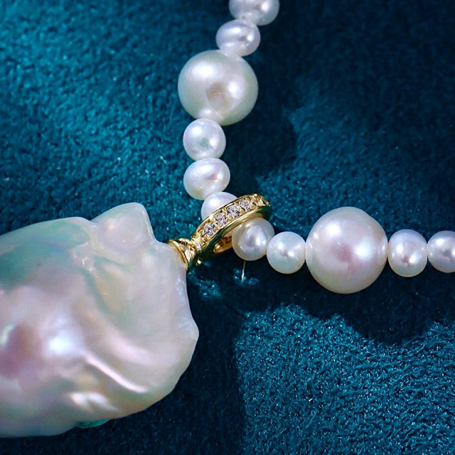 Collier Arya en véritables perles d'eau douce baroques