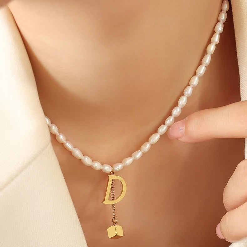 Collar D de acero y titanio con perla de agua dulce genuina