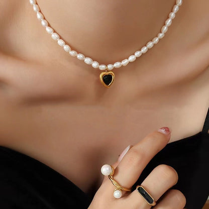 Collier en acier titane et perles d'eau douce véritables en forme de cœur