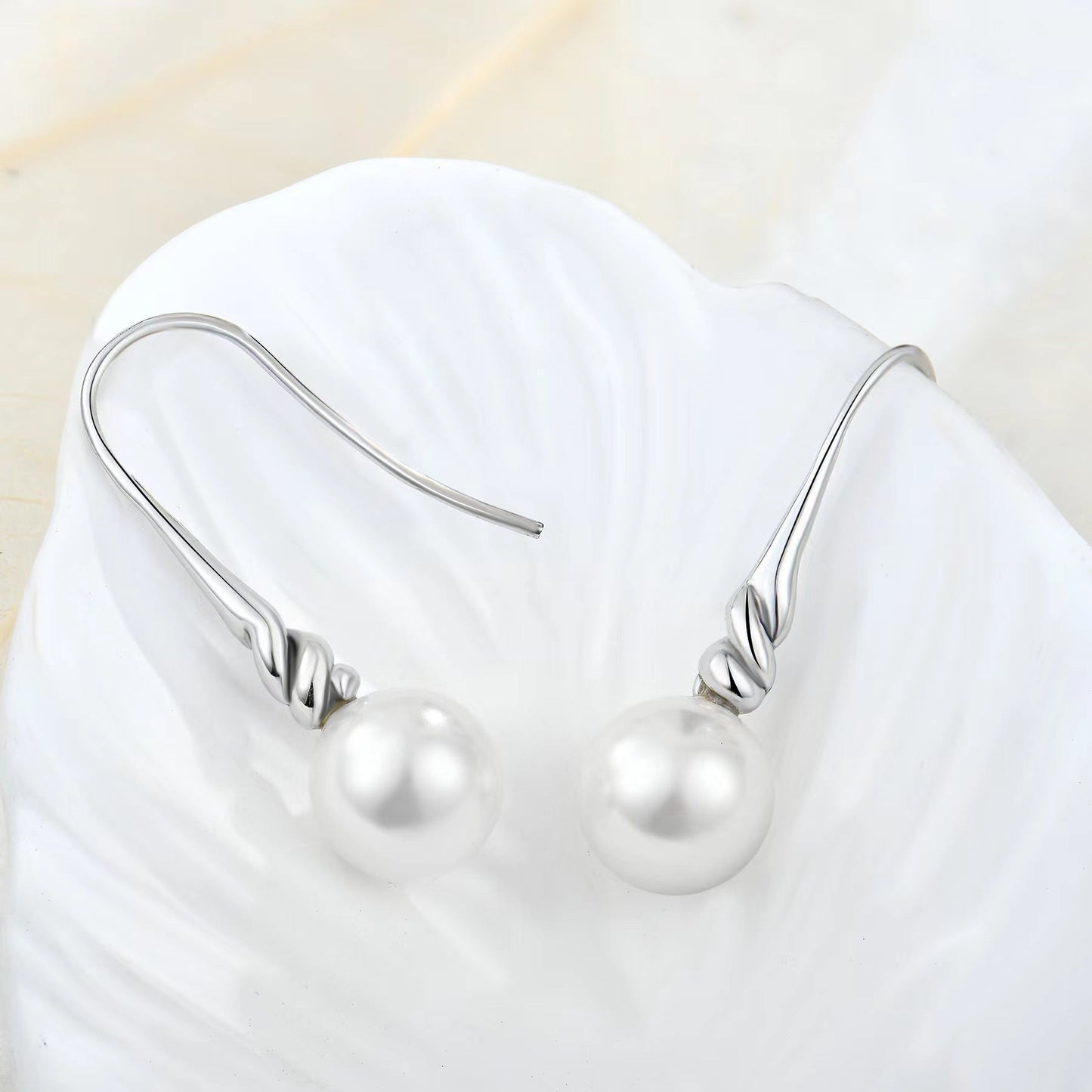 Boucles d'oreilles torsadées en argent et véritables perles d'eau douce