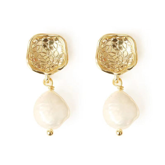 Boucles d'oreilles à rabat en or avec véritables perles baroques d'eau douce