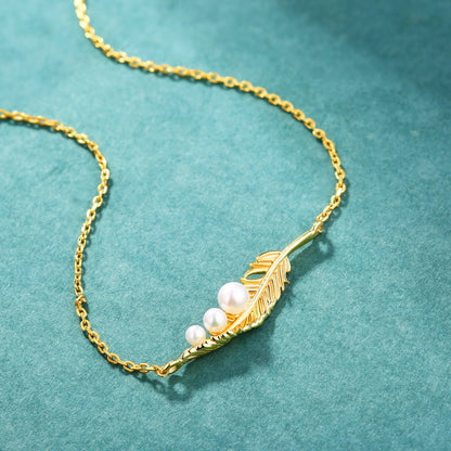 Collar de plumas doradas con perlas de agua dulce naturales genuinas