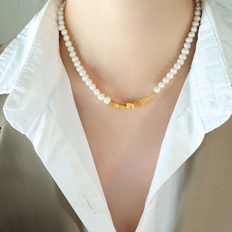 Collar moderno para dama de acero y titanio con auténtica perla de agua dulce