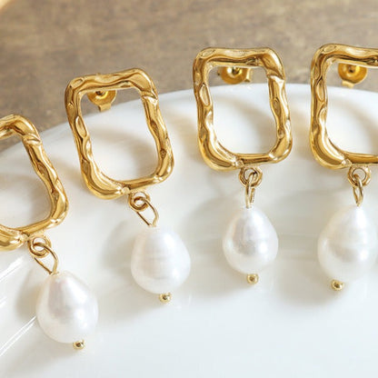 Pendientes de acero y titanio con perla de agua dulce auténtica y Puerta Sagrada