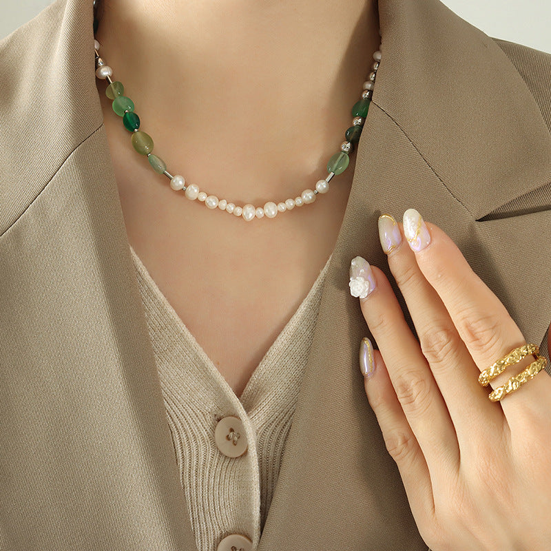 Collier en acier titane et perles d'eau douce véritables et mousse verte