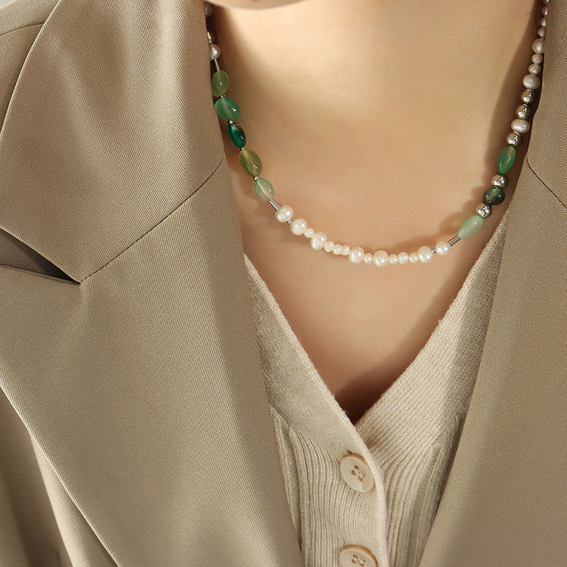 Collier en acier titane et perles d'eau douce véritables et mousse verte