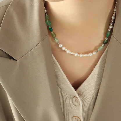 Collier en acier titane et perles d'eau douce véritables et mousse verte