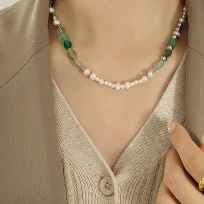 Collier en acier titane et perles d'eau douce véritables et mousse verte