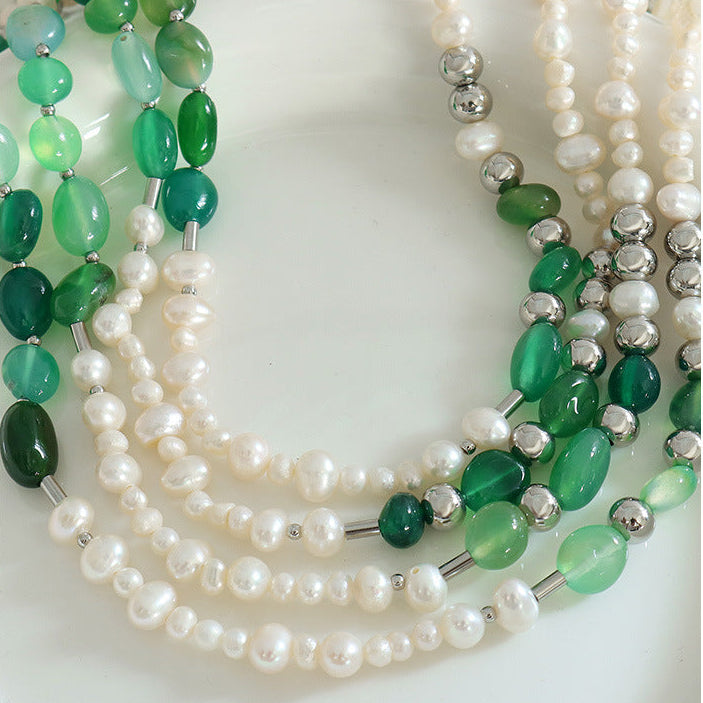 Collier en acier titane et perles d'eau douce véritables et mousse verte
