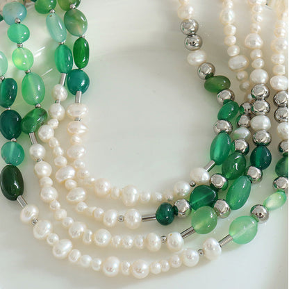 Collier en acier titane et perles d'eau douce véritables et mousse verte