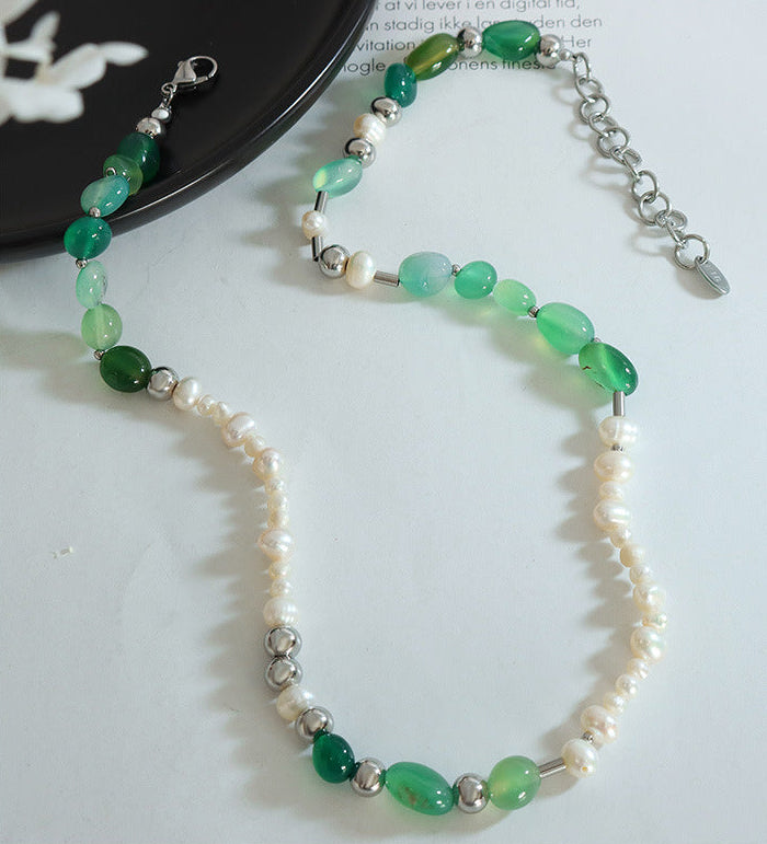Collier en acier titane et perles d'eau douce véritables et mousse verte