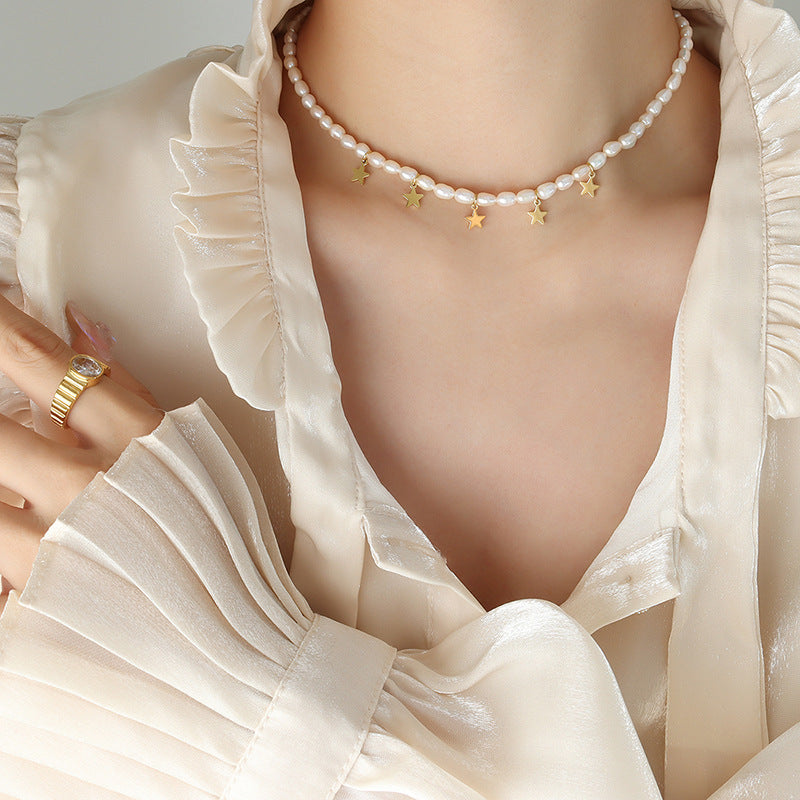 Collar de estrellas de acero y titanio con perlas de agua dulce auténticas
