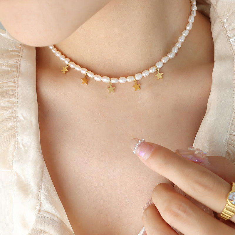 Collar de estrellas de acero y titanio con perlas de agua dulce auténticas