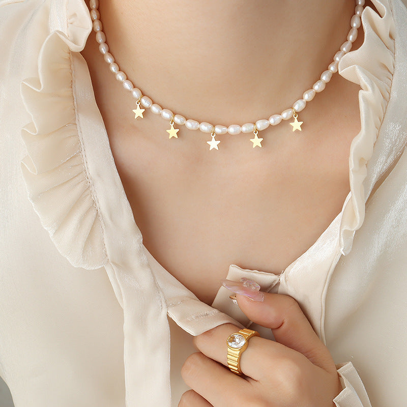 Collar de estrellas de acero y titanio con perlas de agua dulce auténticas