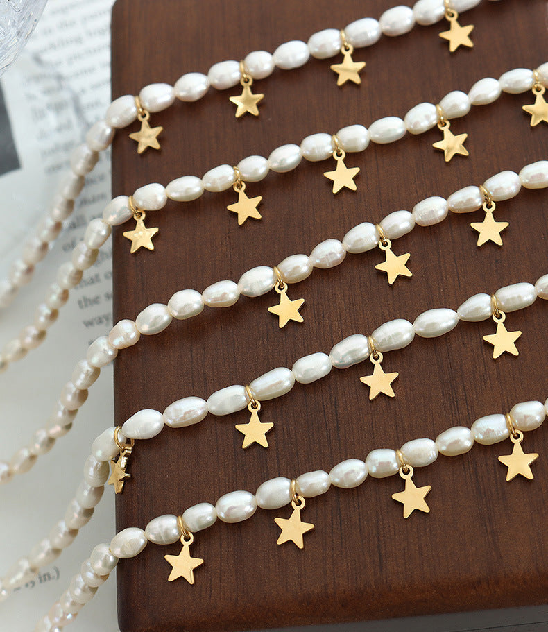 Collar de estrellas de acero y titanio con perlas de agua dulce auténticas