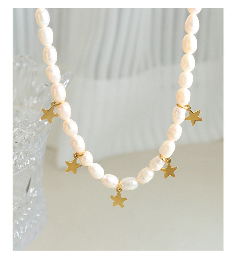 Collar de estrellas de acero y titanio con perlas de agua dulce auténticas