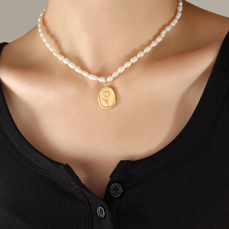 Collar de acero de titanio con perla de agua dulce genuina y rosa de amor