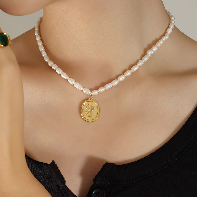 Collar de acero de titanio con perla de agua dulce genuina y rosa de amor