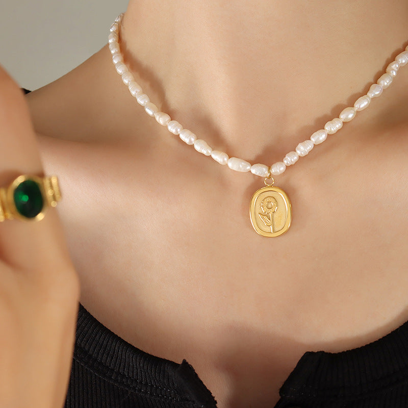 Collar de acero de titanio con perla de agua dulce genuina y rosa de amor