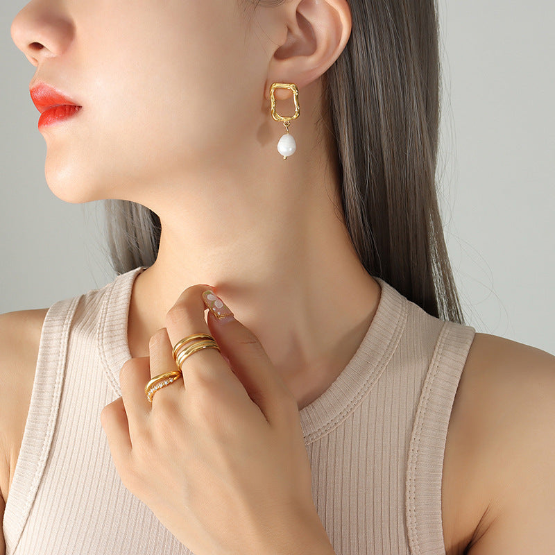 Pendientes de acero y titanio con perla de agua dulce auténtica y Puerta Sagrada